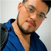 Profesor de refuerzo imparte clases para niños de primaria